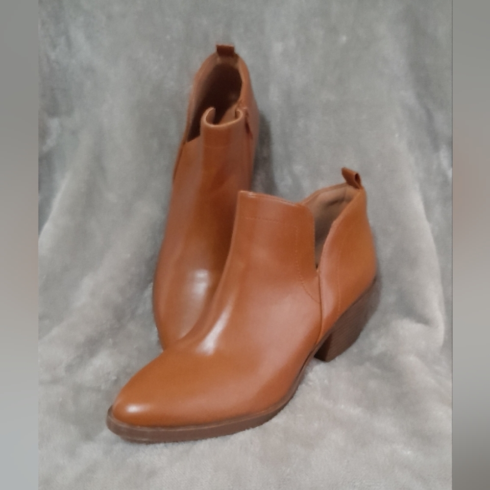 Carmel Ankle Boots with Pointed Toe and V-Shaped Opening